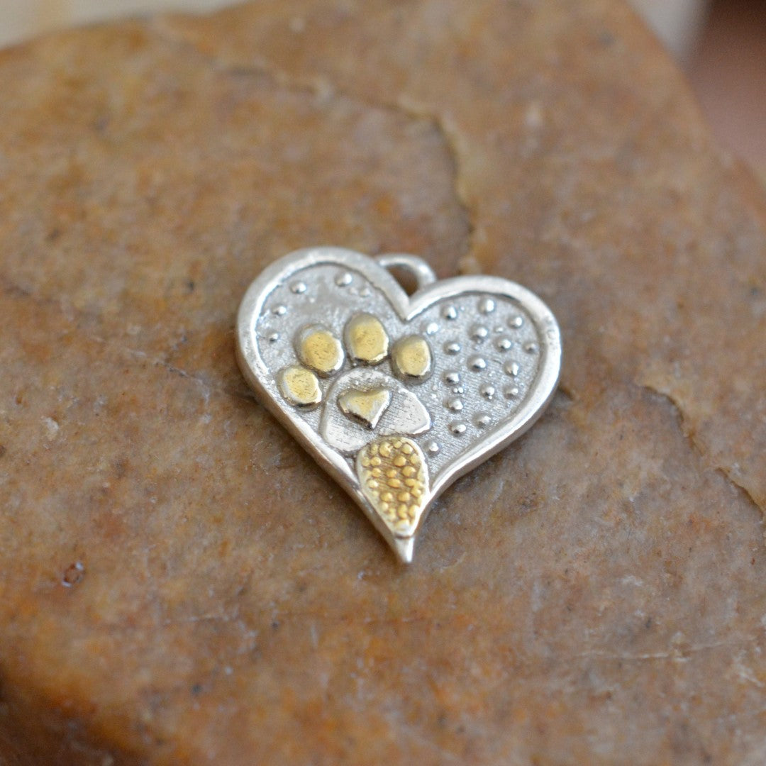 Сребърна Висулка Сърце с Лапичка – Амулет за Любов към Животните, Ръчно Изработен Талисман | ArtDiva Бохо – Рустик Скулптурни Бижута | Колекция „Блясък“ със Златни Акценти