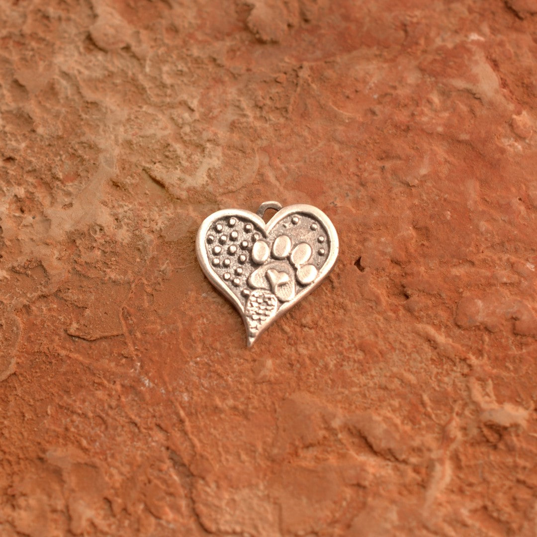 Сребърна Висулка Сърце С Лапичка | Амулет Любов Към Животните | Ръчно Изработен Талисман От Art Diva | Бохо – Рюстик – Скулптурни Бижута