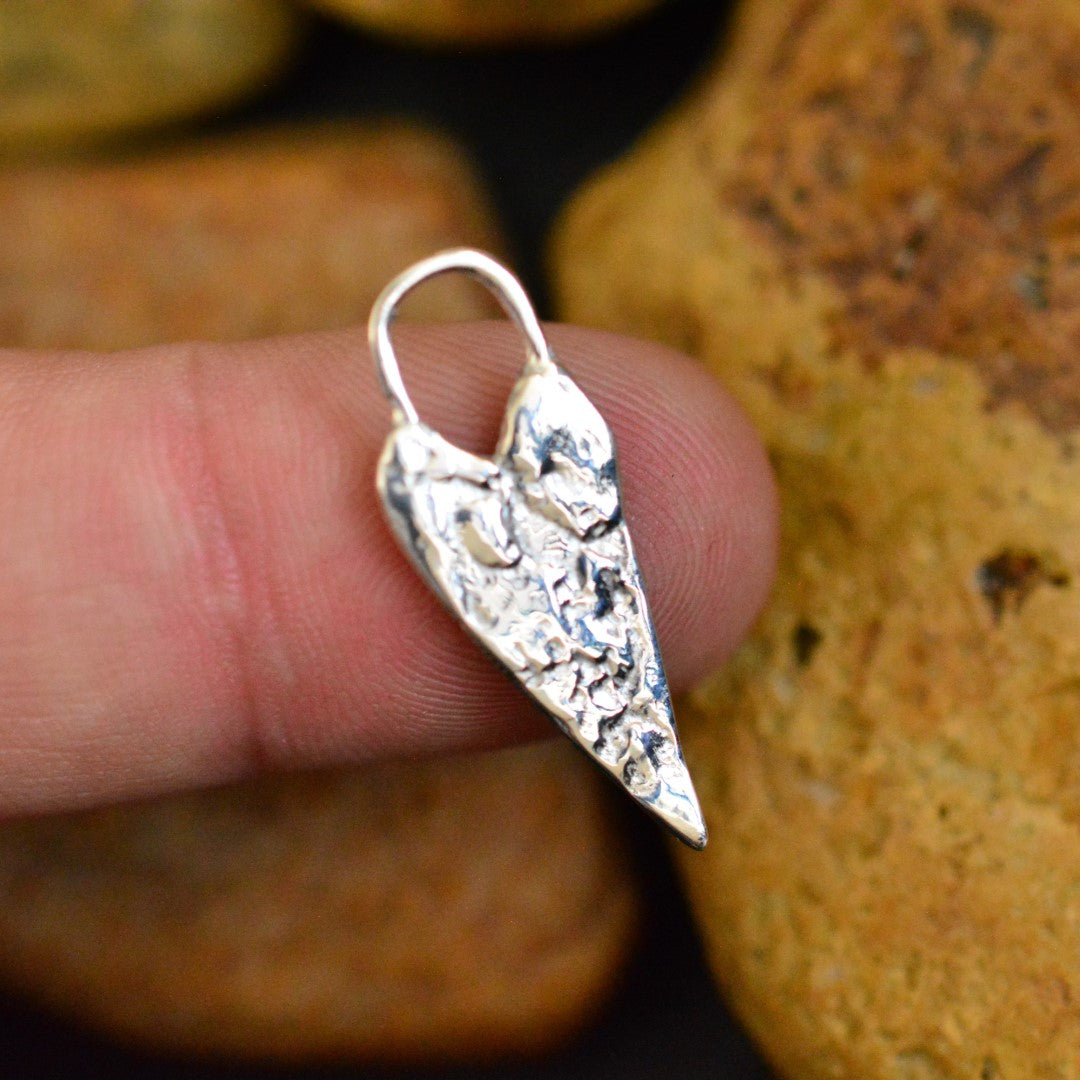 Сребърна висулка 925 издължено сърце – талисман за любов и свързаност, ръчна изработка в бохо и рустик стил | Арт Дива