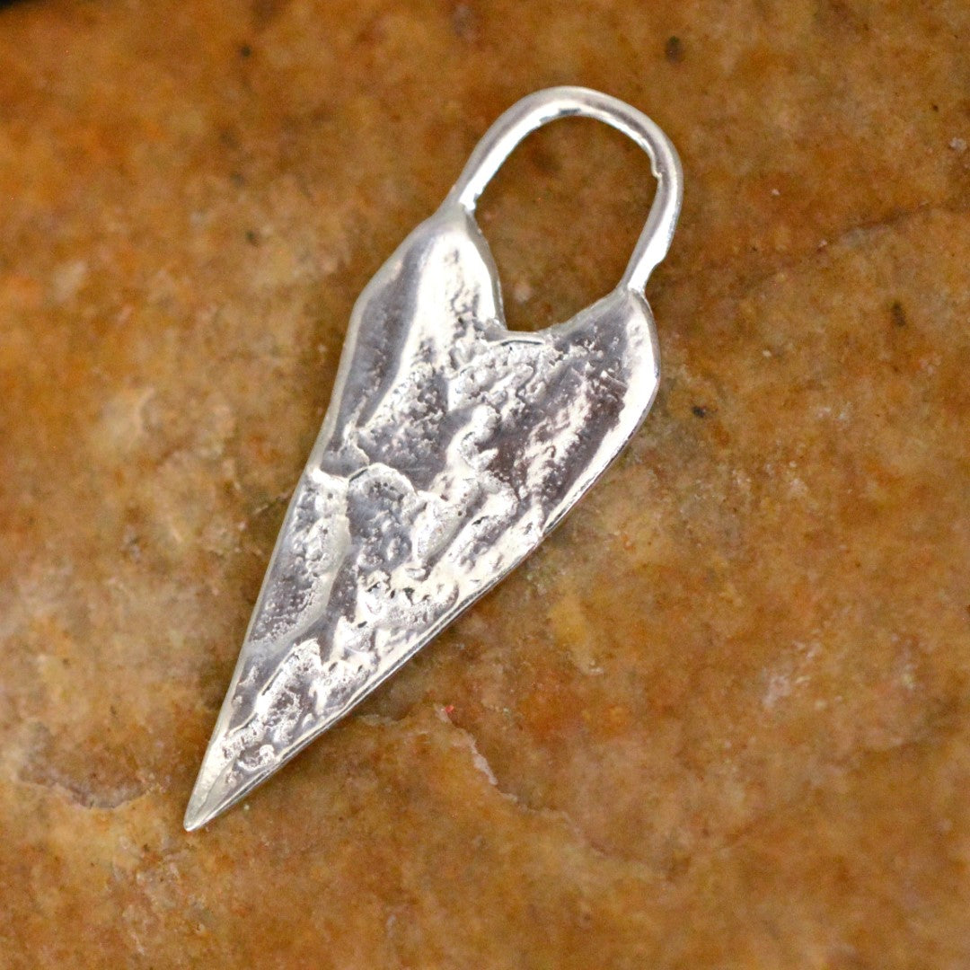 Сребърна висулка 925 издължено сърце – талисман за любов и свързаност, ръчна изработка в бохо и рустик стил | Арт Дива