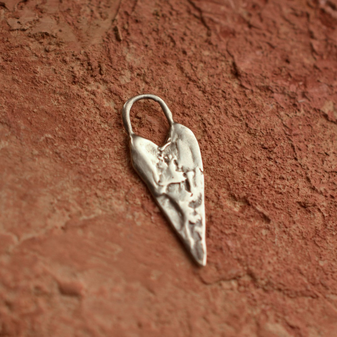 Сребърна висулка 925 издължено сърце – талисман за любов, бохо и рустик стил, артистично бижу, символ на свързаност | Art Diva