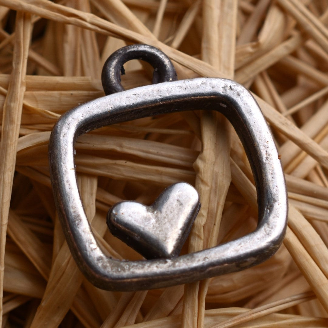 Сребърна висулка 925 „Сърце в квадрат“ – ръчно изработен амулет и талисман за любов и вътрешен баланс, бохо-рустик скулптурно бижу от Арт Дива, заснето върху естествен фон.
