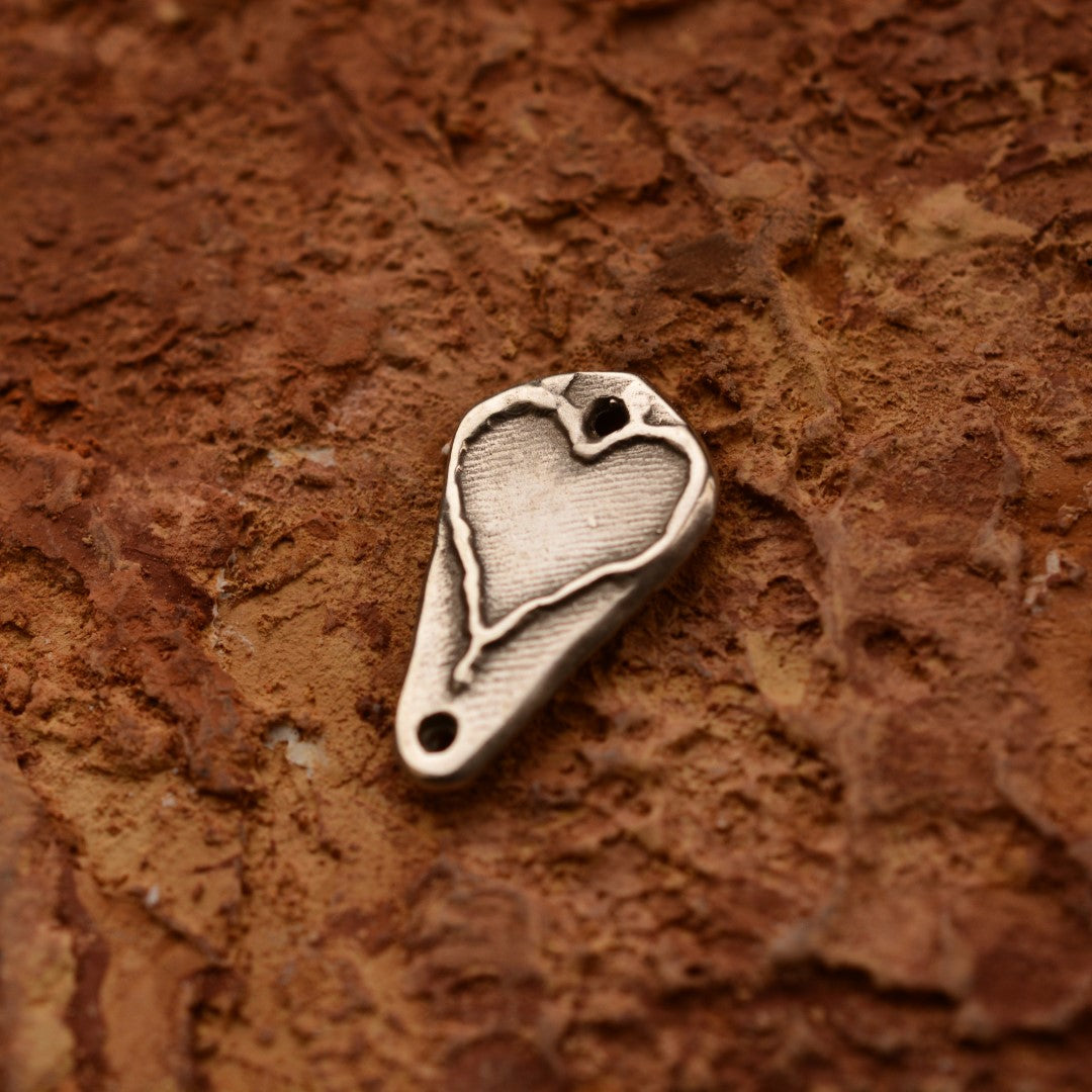 Сребърен медальон 925 „Сърце“ | Амулет на любовта и защитата | Ръчно изработен талисман от Art Diva | Бохо – Рустик – Скулптурно бижу