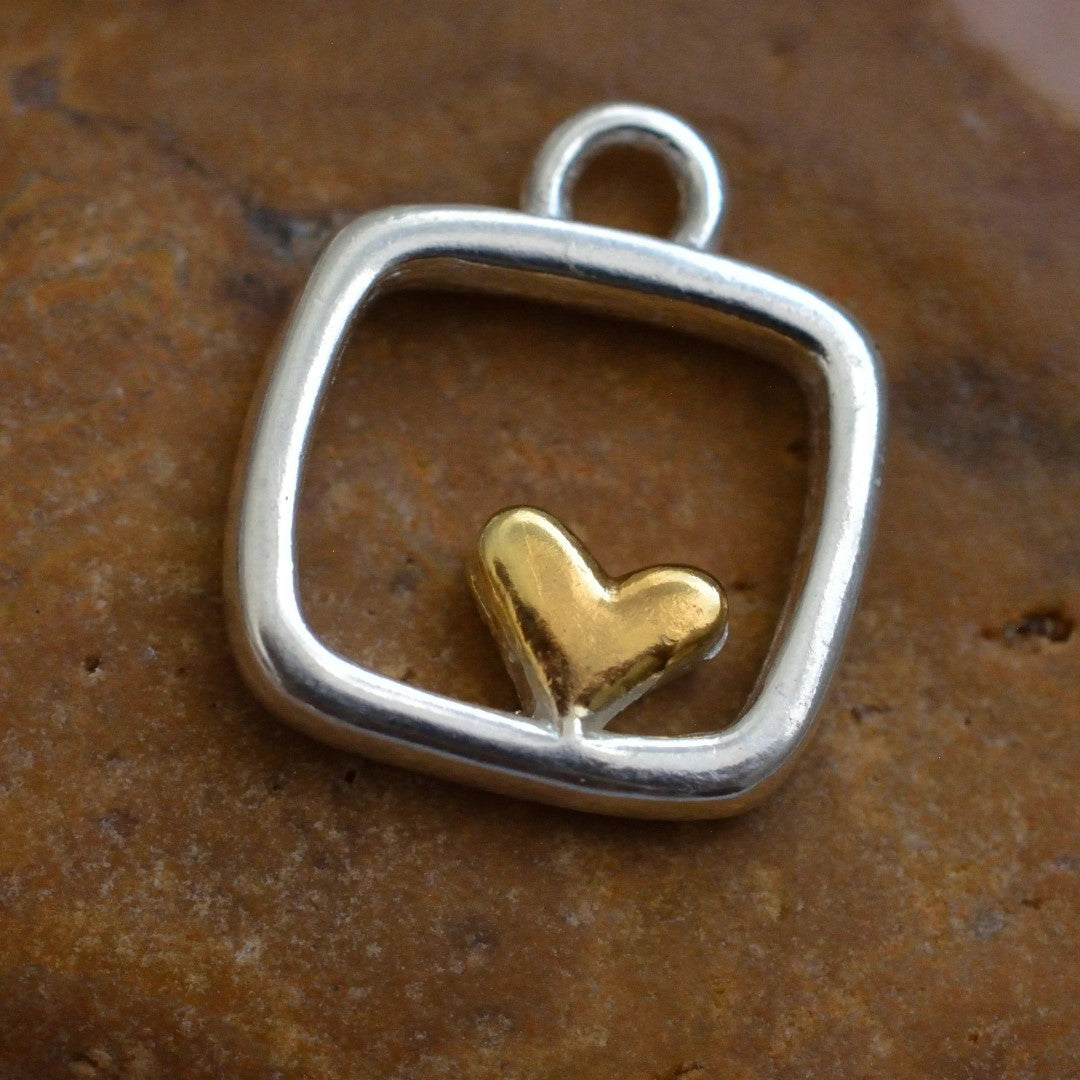 Сребро 925 Висулка Амулет „Сърце в Квадрат“ | Талисман за Любов и Баланс | Бохо – Рустик Скулптурни Бижута | Ръчна Изработка ArtDiva | Колекция „Блясък“ със Златни Акценти