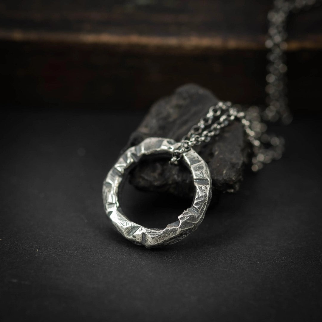 Сребърен медальон 925 „Кръг“ | Мъжки талисман за сила и баланс | Бохо рустик скулптурно бижу, ръчна изработка | Арт Дива