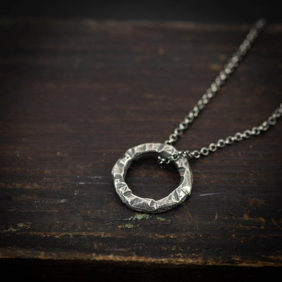 Сребърен медальон 925 „Кръг“ | Мъжки талисман за сила и баланс | Бохо рустик скулптурно бижу, ръчна изработка | Арт Дива