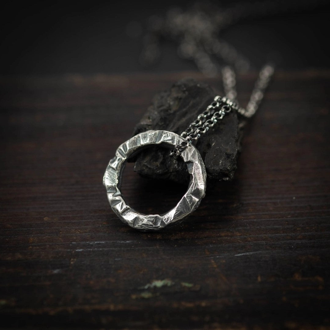 Сребърен медальон 925 „Кръг“ | Мъжки талисман за сила и баланс | Бохо рустик скулптурно бижу, ръчна изработка | Арт Дива