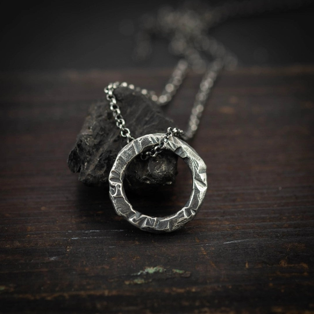 Сребърен медальон 925 „Кръг“ | Мъжки талисман за сила и баланс | Бохо рустик скулптурно бижу, ръчна изработка | Арт Дива