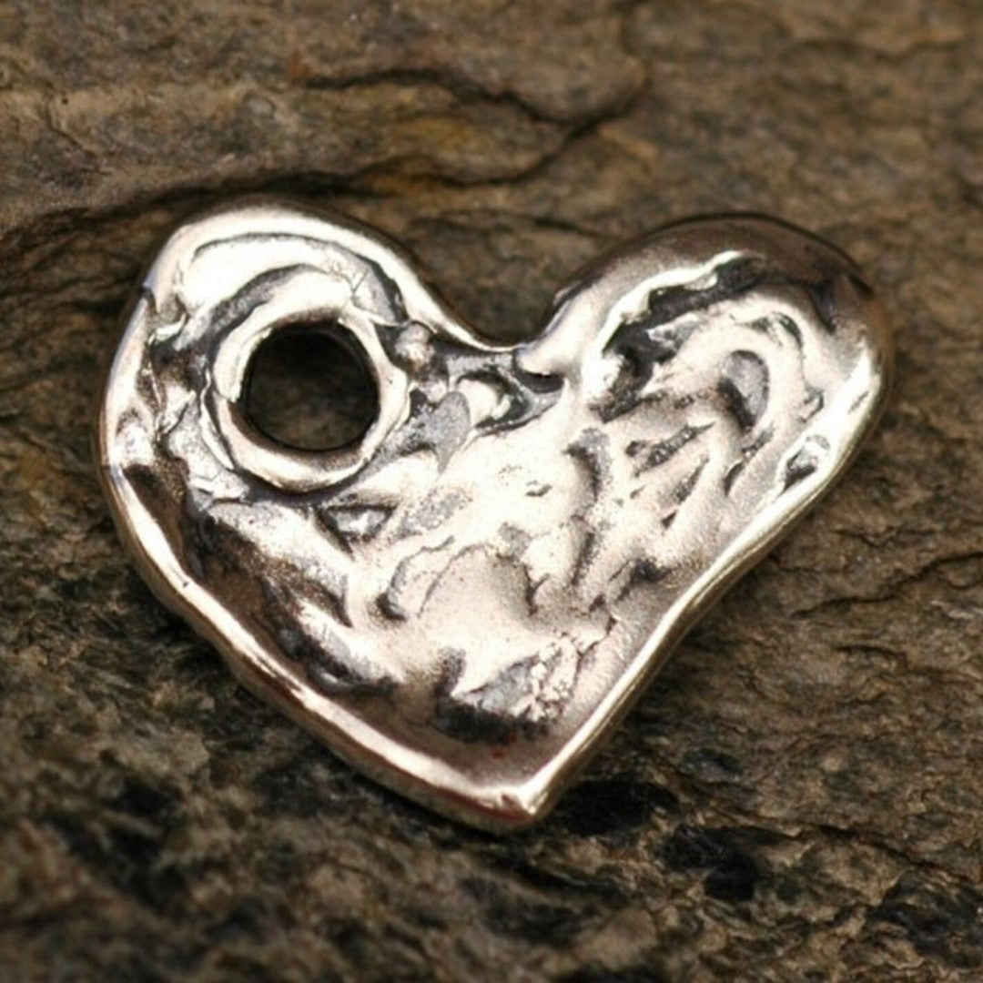 Сребърен медальон 925 сърце – талисман за любов, скулптурно бижу, бохо стил, рустик визия, ръчна изработка | Арт Дива