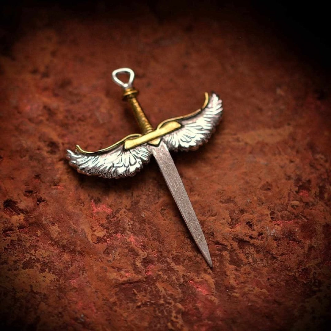 Сребърен медальон 925 „Меч с ангелски крила“ със златни акценти | Талисман за сила и закрила | Бохо скулптурно бижу, ръчна изработка | Арт Дива