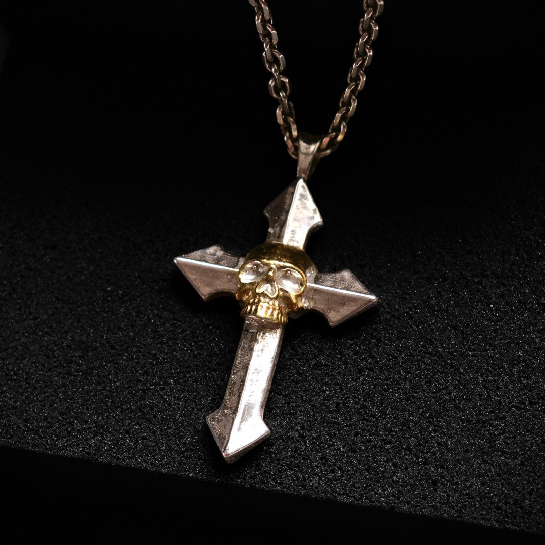 Сребърен медальон 925 „Memento Mori“ – мъжки кръст със златни акценти | Талисман за сила и осъзнатост | Бохо-рустик скулптурно бижу | ArtDiva
