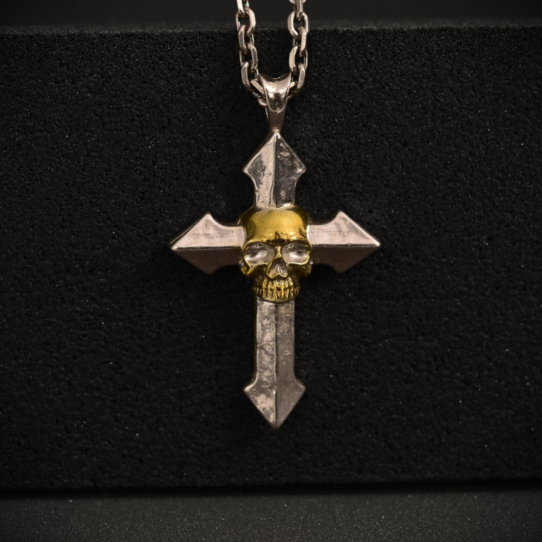 Сребърен медальон 925 „Memento Mori“ – мъжки кръст със златни акценти | Талисман за сила и осъзнатост | Бохо-рустик скулптурно бижу | ArtDiva