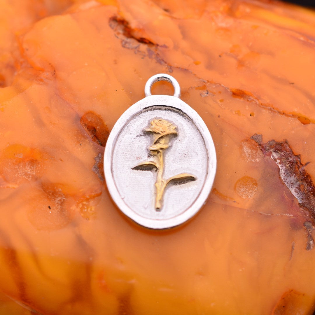 Сребърен медальон роза 925 със златни акценти | Арт висулка талисман „Memento Vivere“ | Ръчно изработено бижу от Арт Дива