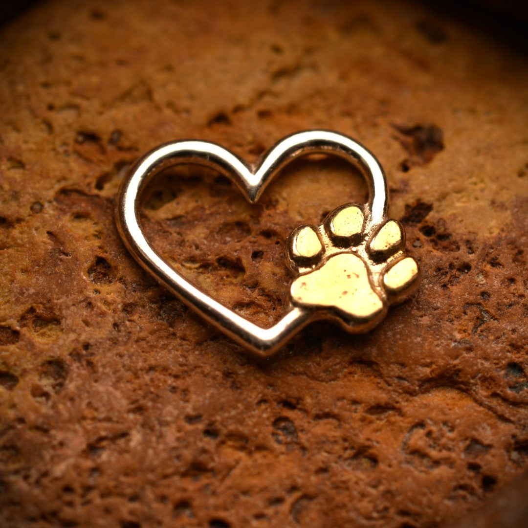 Сребърен медальон 925 „Сърце и лапичка“ – със златни акценти | Талисман на обичта към животните | Бохо – рустик скулптурно бижу | Арт Дива