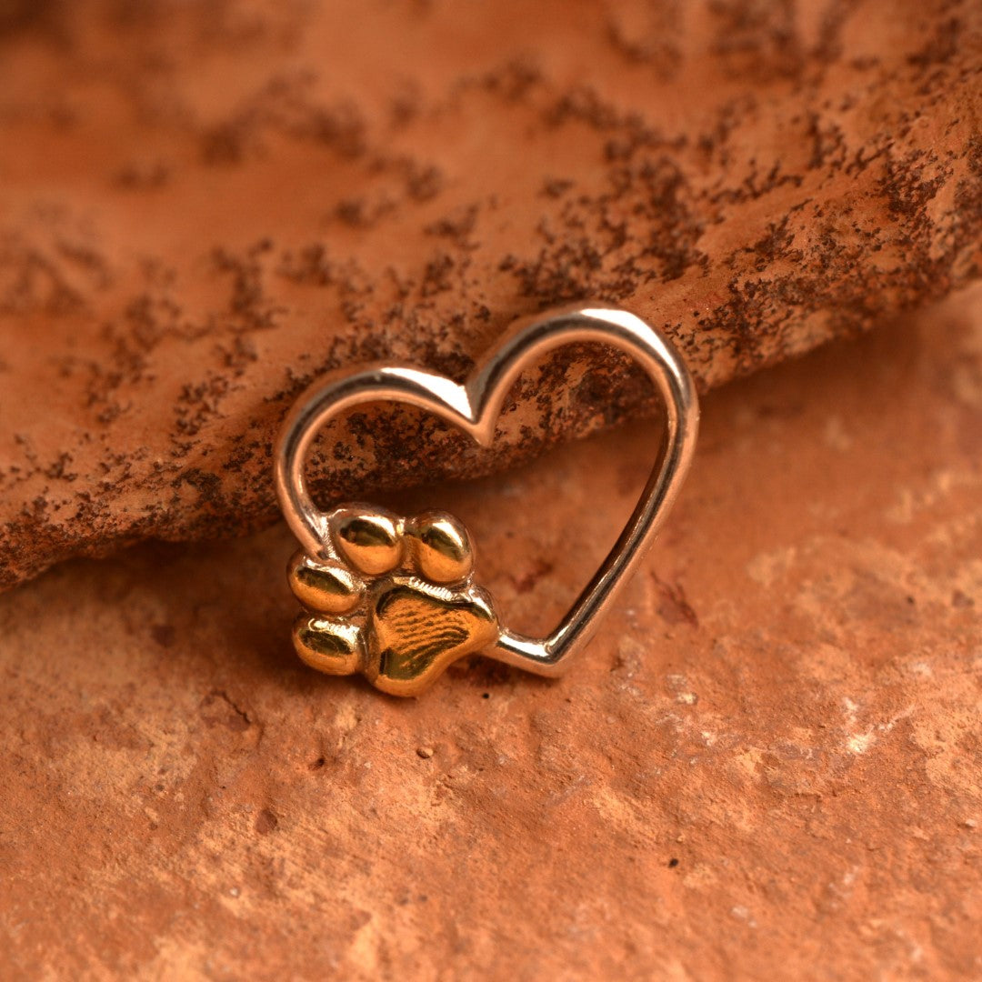 Сребърен медальон 925 „Сърце и лапичка“ – със златни акценти | Талисман на обичта към животните | Бохо – рустик скулптурно бижу | Арт Дива