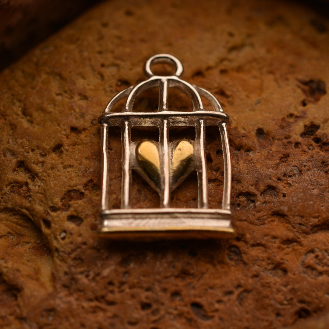 Сребърен медальон 925 „Сърце в клетка“ със златен акцент | Талисман за сила, любов и емоционална свобода | Бохо – Рустик – Скулптурно бижу | Арт Дива