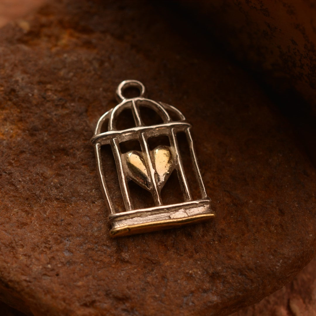 Сребърен медальон 925 „Сърце в клетка“ със златен акцент | Талисман за сила, любов и емоционална свобода | Бохо – Рустик – Скулптурно бижу | Арт Дива