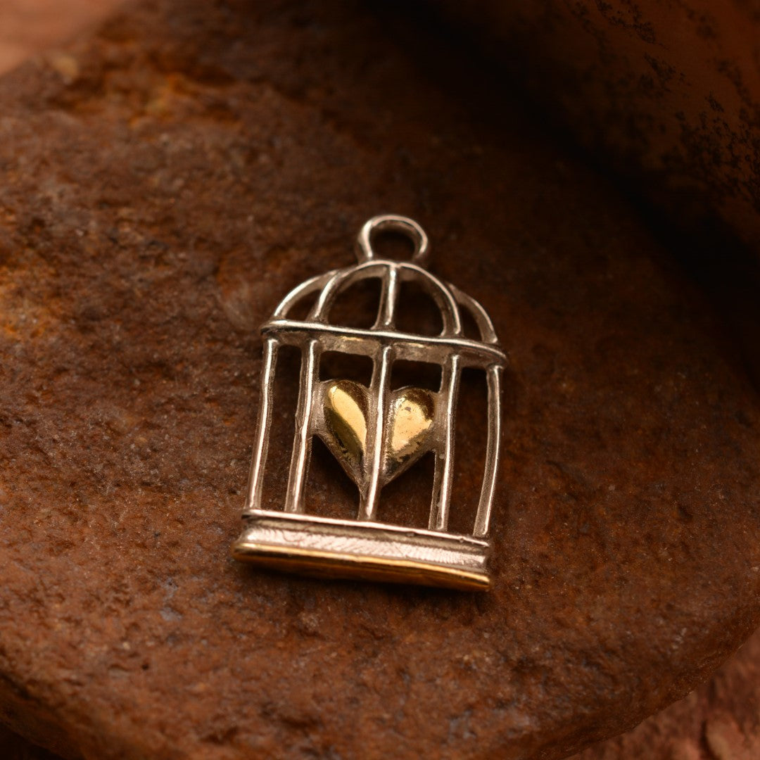 Сребърен медальон 925 „Сърце в клетка“ със златен акцент | Талисман за сила, любов и емоционална свобода | Бохо – Рустик – Скулптурно бижу | Арт Дива