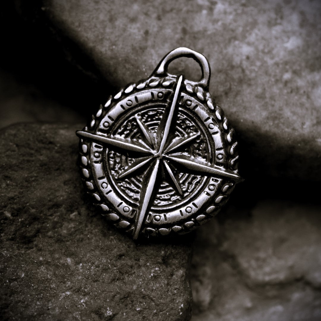 Сребърен медальон 925 „Компас“ – талисман за посока, закрила и вътрешна сила | Бохо рустик скулптурно бижу | ArtDiva