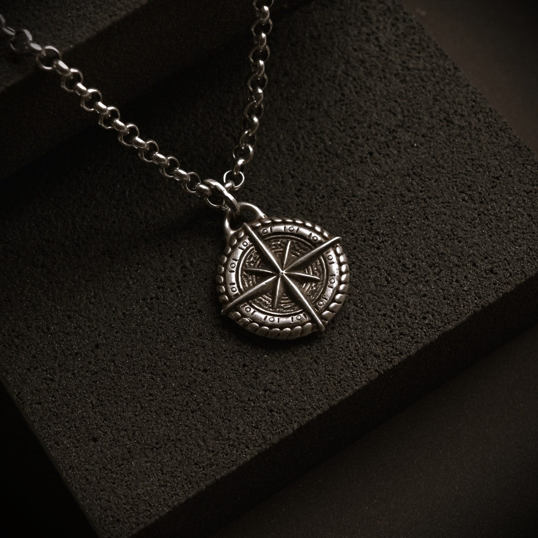Сребърен медальон 925 „Компас“ – талисман за посока, закрила и вътрешна сила | Бохо рустик скулптурно бижу | ArtDiva