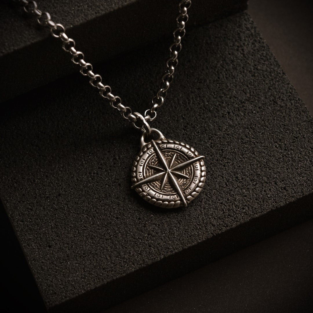 Сребърен медальон 925 „Компас“ – талисман за посока, закрила и вътрешна сила | Бохо рустик скулптурно бижу | ArtDiva