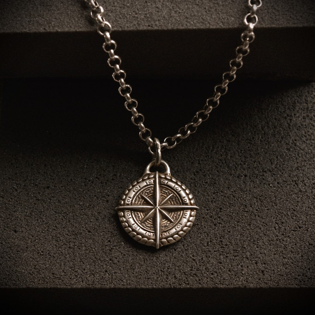 Сребърен медальон 925 „Компас“ – талисман за посока, закрила и вътрешна сила | Бохо рустик скулптурно бижу | ArtDiva