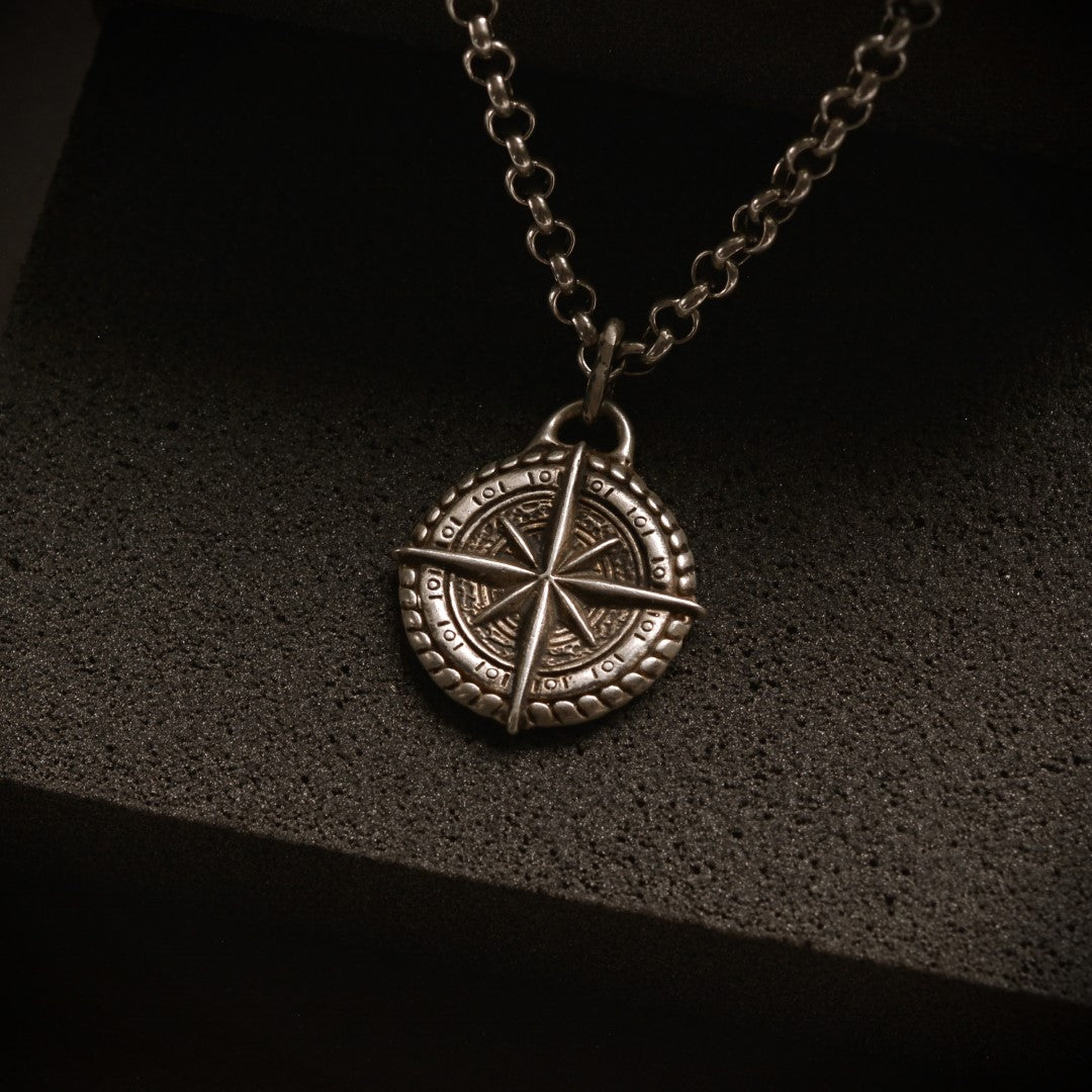 Сребърен медальон 925 „Компас“ – талисман за посока, закрила и вътрешна сила | Бохо рустик скулптурно бижу | ArtDiva