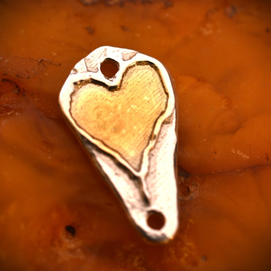 Сребърен медальон 925 „Сърце“ със златни акценти | Амулет на любовта и защитата | Ръчно изработен талисман Art Diva | Бохо – Рустик – Скулптурно бижу