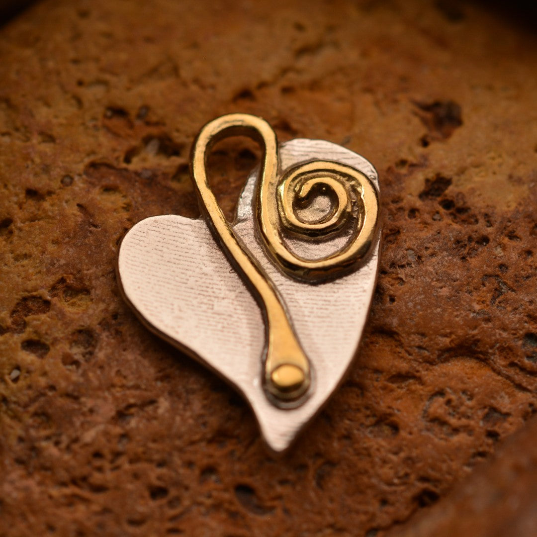 Сребърен медальон 925 „Сърце и спирала“ | Талисман за любов и ново начало | Бохо рустик скулптурно бижу, ръчна изработка | ArtDiva