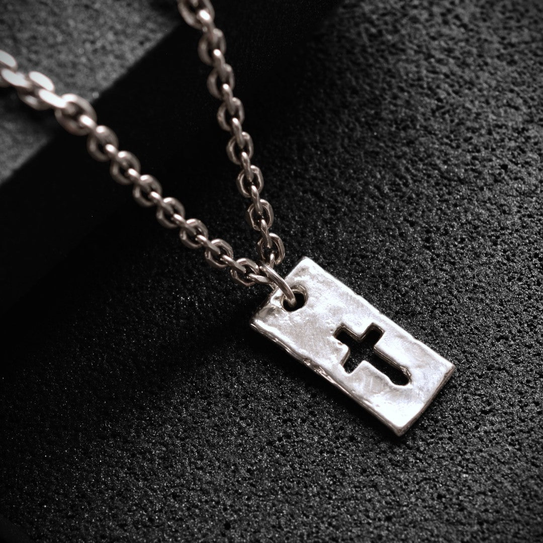 Сребърен медальон 925 „Кръст и сила“ | Талисман за вяра и мъжка енергия | Бохо рустик скулптурно бижу, ръчна изработка | ArtDiva