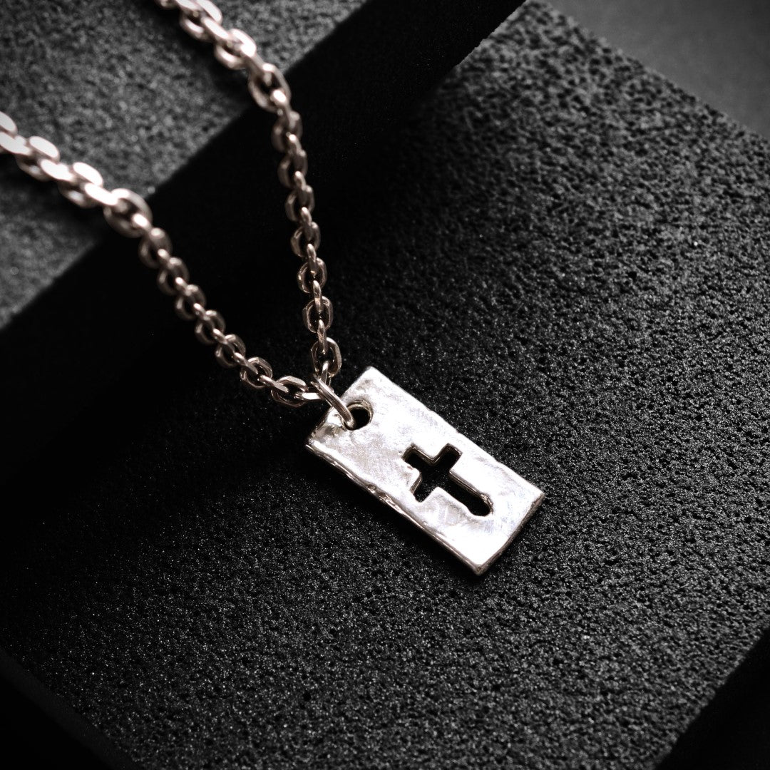 Сребърен медальон 925 „Кръст и сила“ | Талисман за вяра и мъжка енергия | Бохо рустик скулптурно бижу, ръчна изработка | ArtDiva