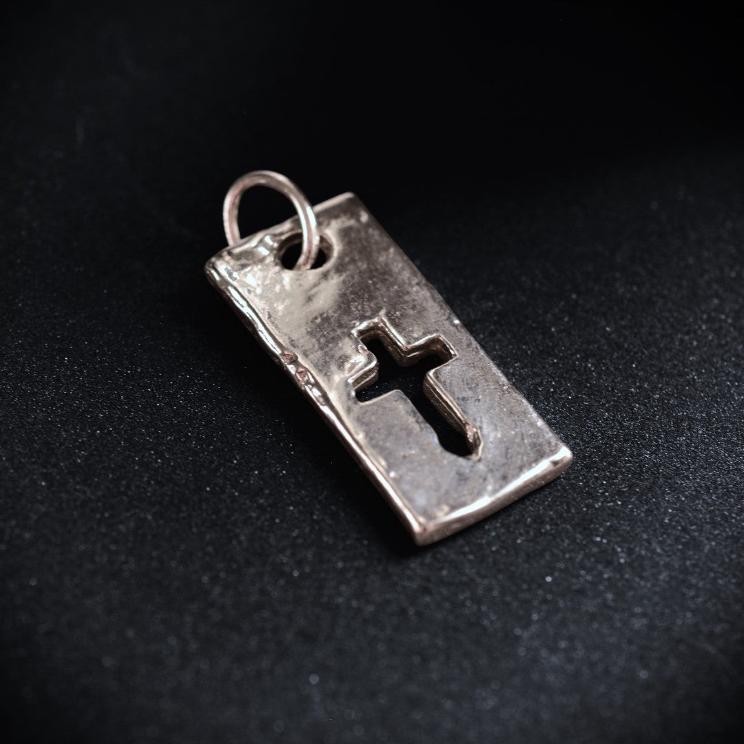 Сребърен медальон 925 „Кръст и сила“ | Талисман за вяра и мъжка енергия | Бохо рустик скулптурно бижу, ръчна изработка | ArtDiva