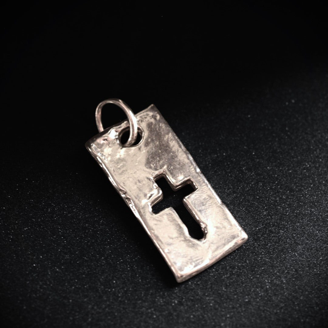 Сребърен медальон 925 „Кръст и сила“ | Талисман за вяра и мъжка енергия | Бохо рустик скулптурно бижу, ръчна изработка | ArtDiva