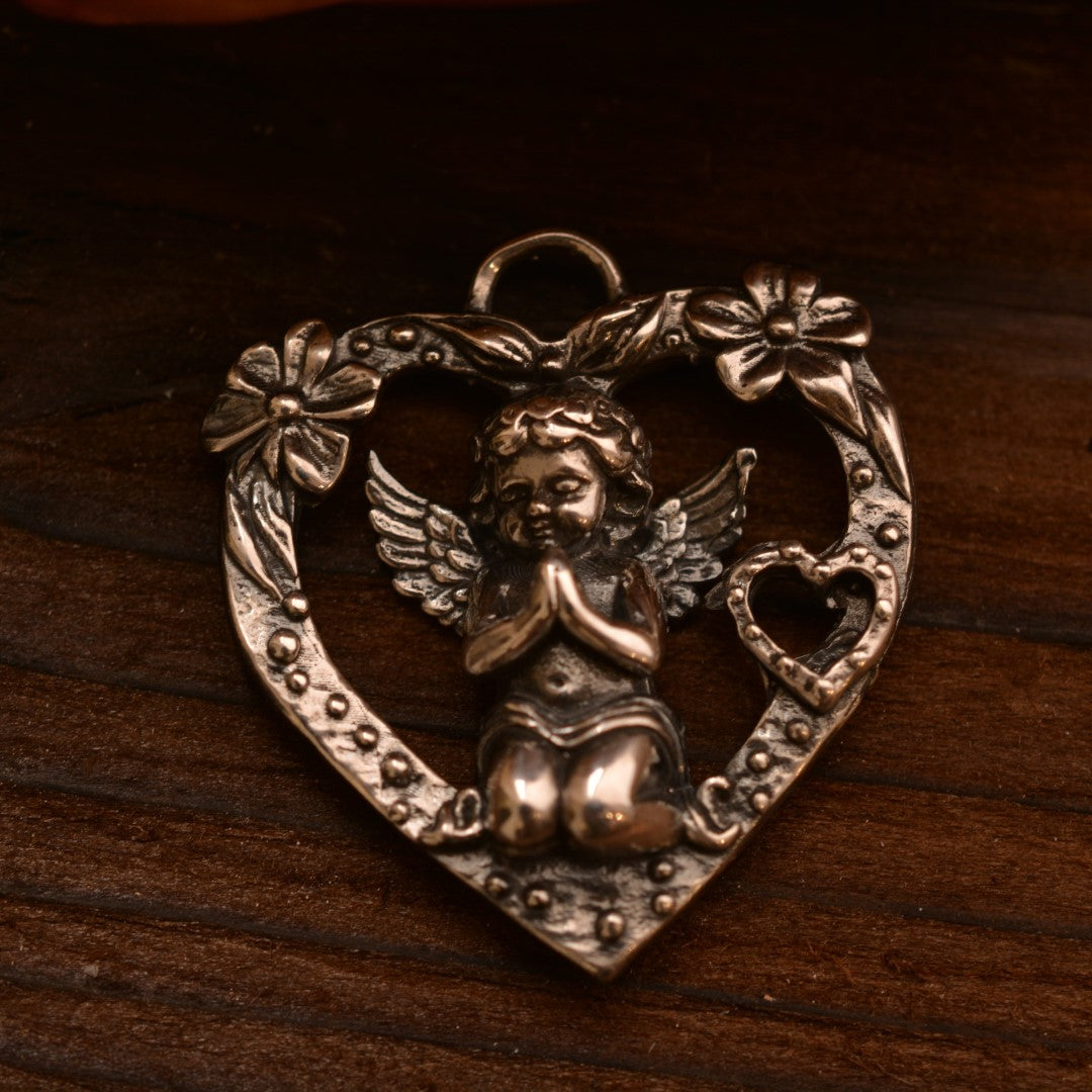 Сребърен медальон 925 с ангел в молитва в сърце – дамски талисман за любов и закрила, ръчно изработено бохо-рустик скулптурно бижу от ArtDiva.