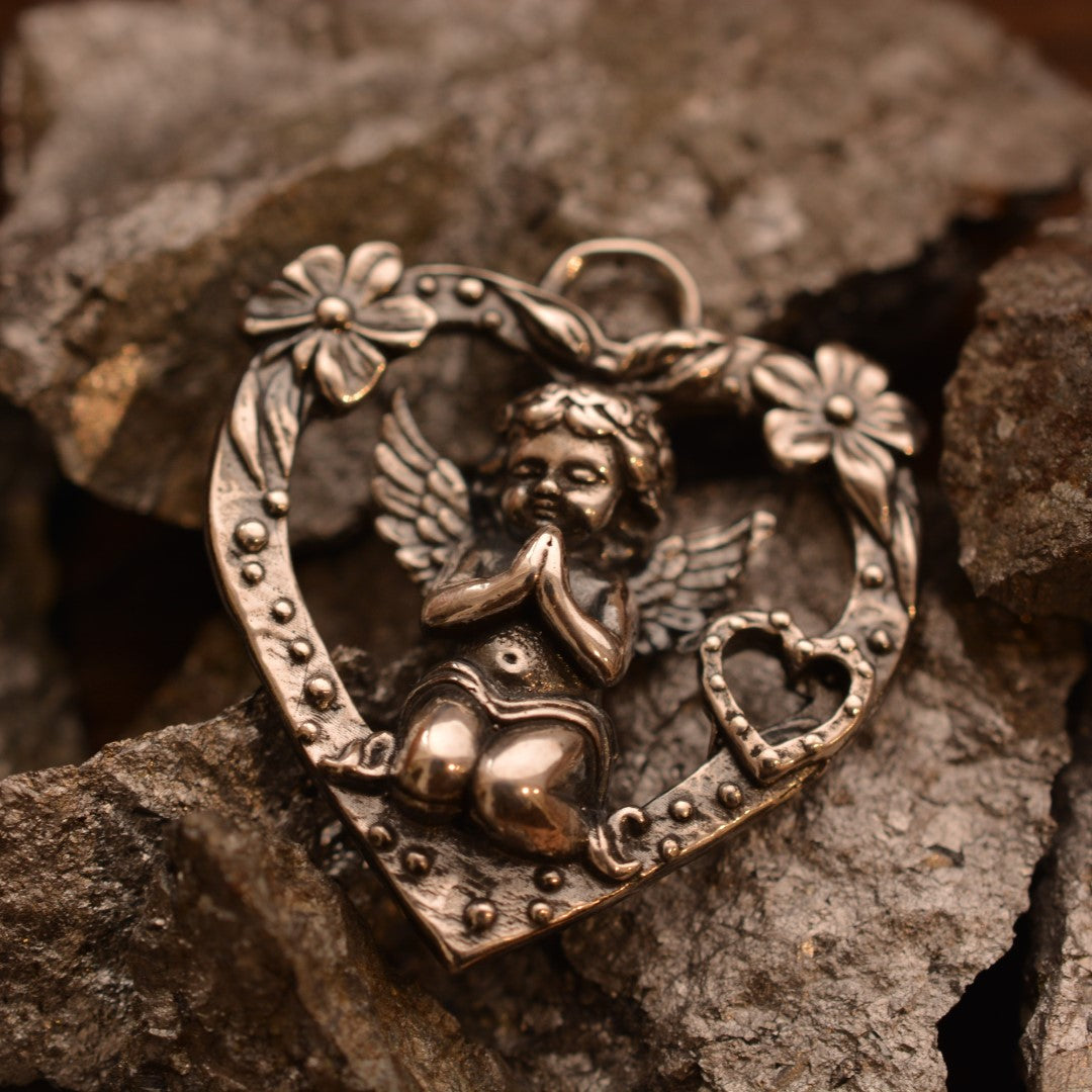 Сребърен медальон 925 „Молитва на Ангел“ | Дамско сърце с ангел и цветя | Талисман за любов и закрила | Бохо рустик скулптурно бижу | ArtDiva