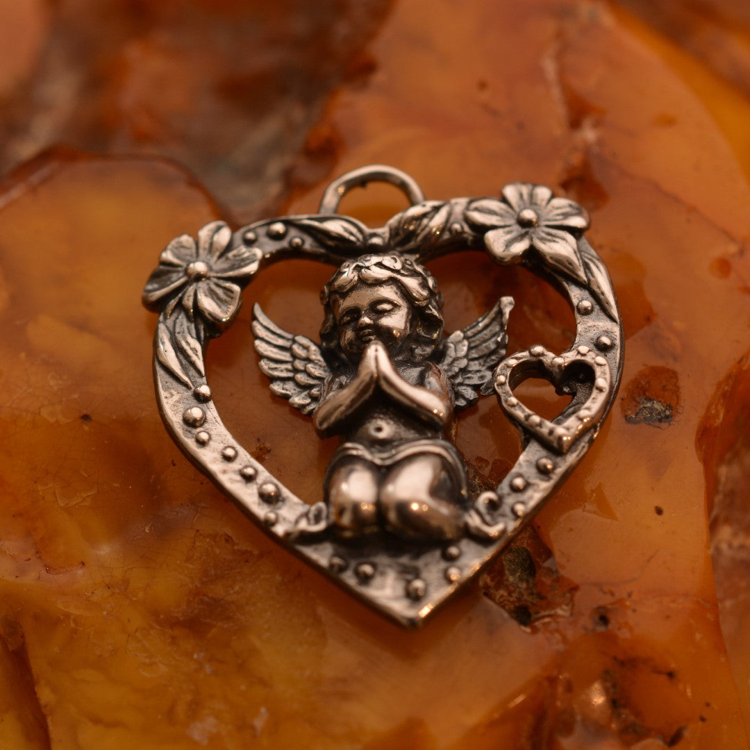 Сребърен медальон 925 „Молитва на Ангел“ | Дамско сърце с ангел и цветя | Талисман за любов и закрила | Бохо рустик скулптурно бижу | ArtDiva