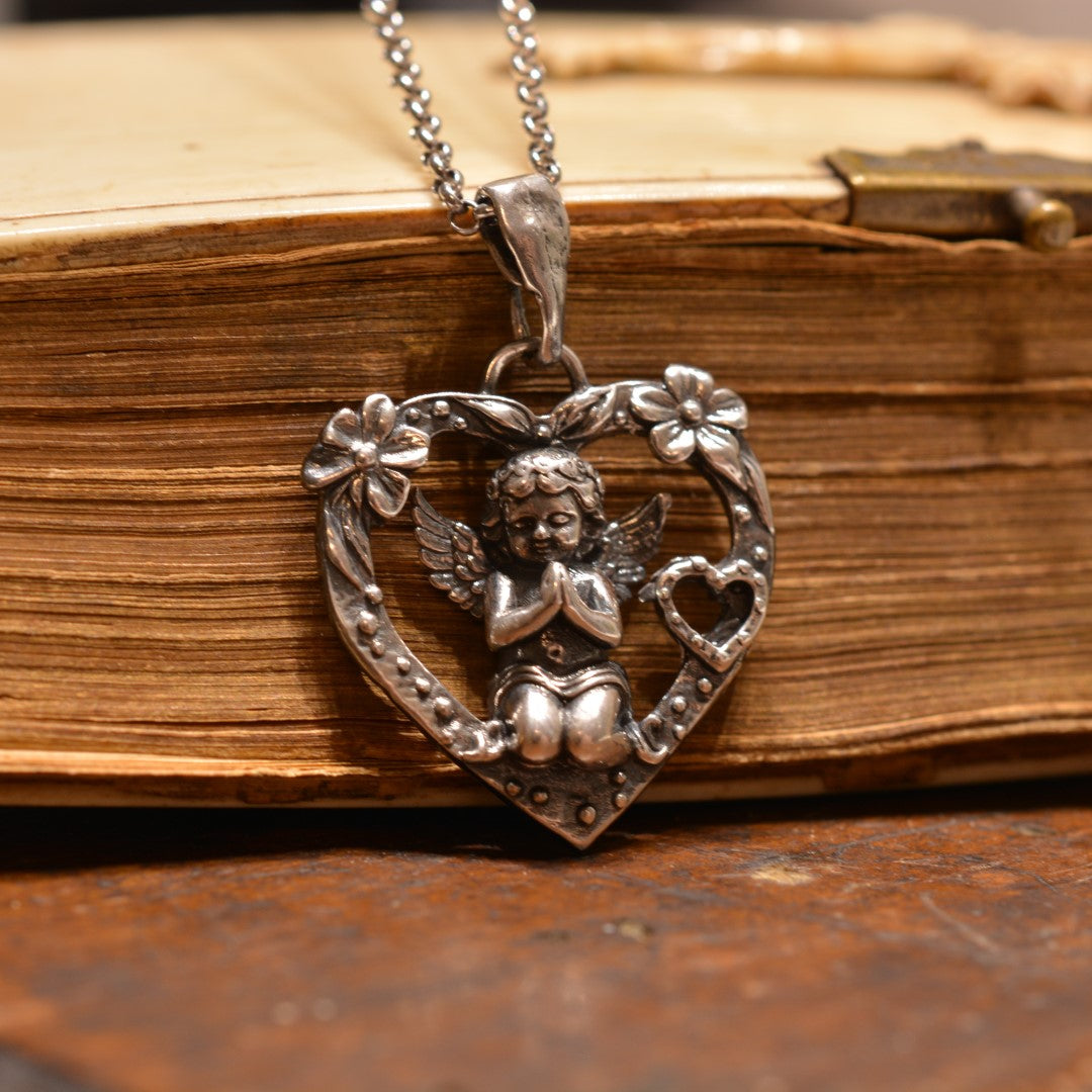 Сребърен медальон 925 „Молитва на Ангел“ | Дамско сърце с ангел и цветя | Талисман за любов и закрила | Бохо рустик скулптурно бижу | ArtDiva