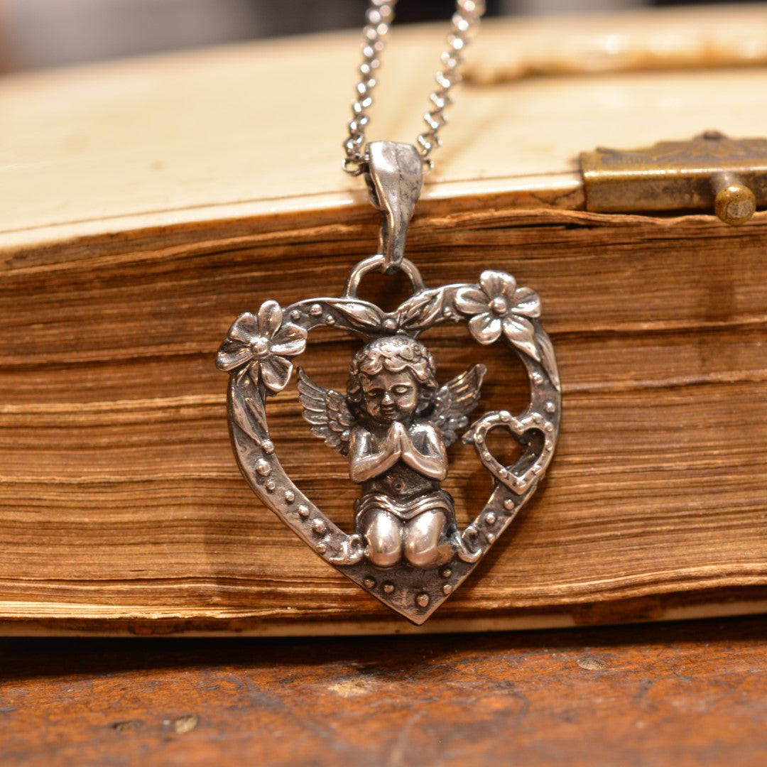 Сребърен медальон 925 „Молитва на Ангел“ | Дамско сърце с ангел и цветя | Талисман за любов и закрила | Бохо рустик скулптурно бижу | ArtDiva