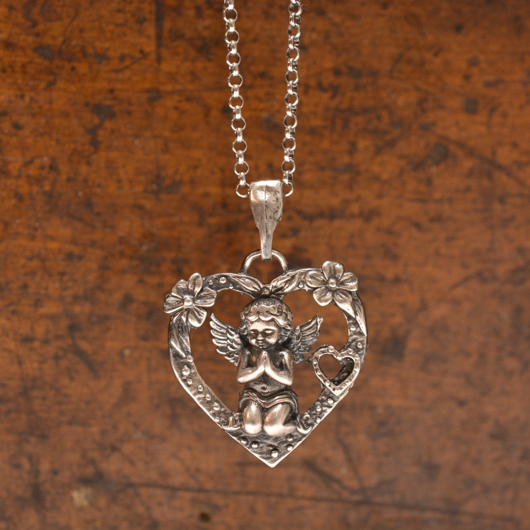 Сребърен медальон 925 „Молитва на Ангел“ | Дамско сърце с ангел и цветя | Талисман за любов и закрила | Бохо рустик скулптурно бижу | ArtDiva
