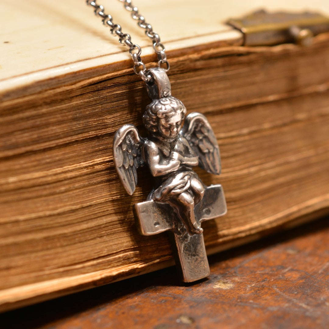 Сребърен медальон 925 „Ангел върху кръст“ | Талисман за закрила и светлина | Бохо рустик скулптурно бижу, ръчна изработка | ArtDiva