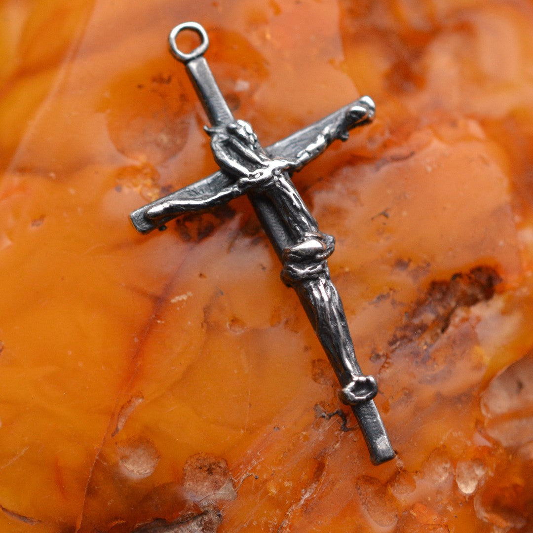 Сребърен медальон 925 оксидиран кръст с релефна фигура, символ на вяра, духовност и закрила, ръчно изработено бохо-рустик скулптурно бижу от Арт Дива.