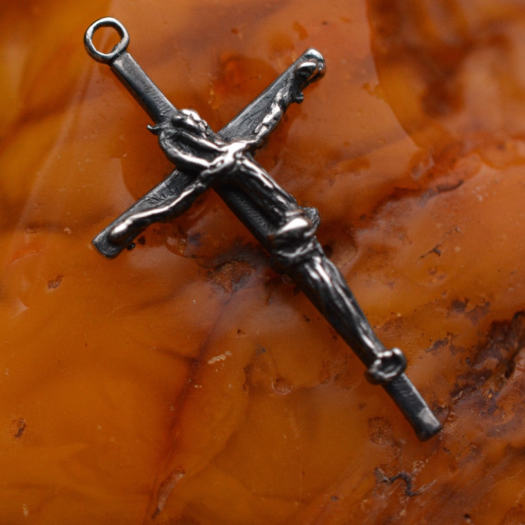 Сребърен медальон 925 „Кръстът на Вярата“ – символ на сила и духовност | Бохо – рустик – скулптурно бижу | Арт Дива