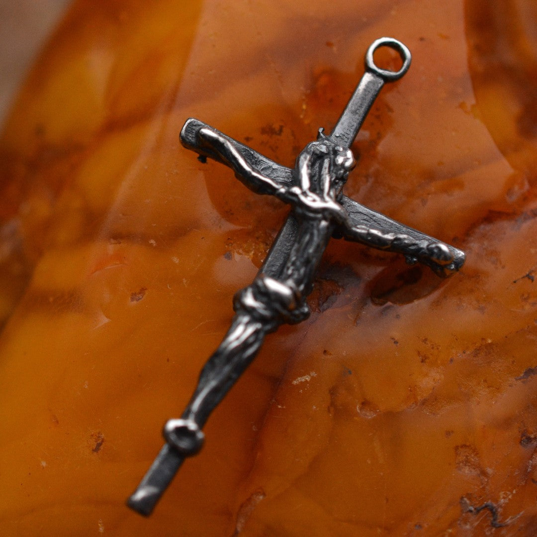 Сребърен медальон 925 „Кръстът на Вярата“ – символ на сила и духовност | Бохо – рустик – скулптурно бижу | Арт Дива