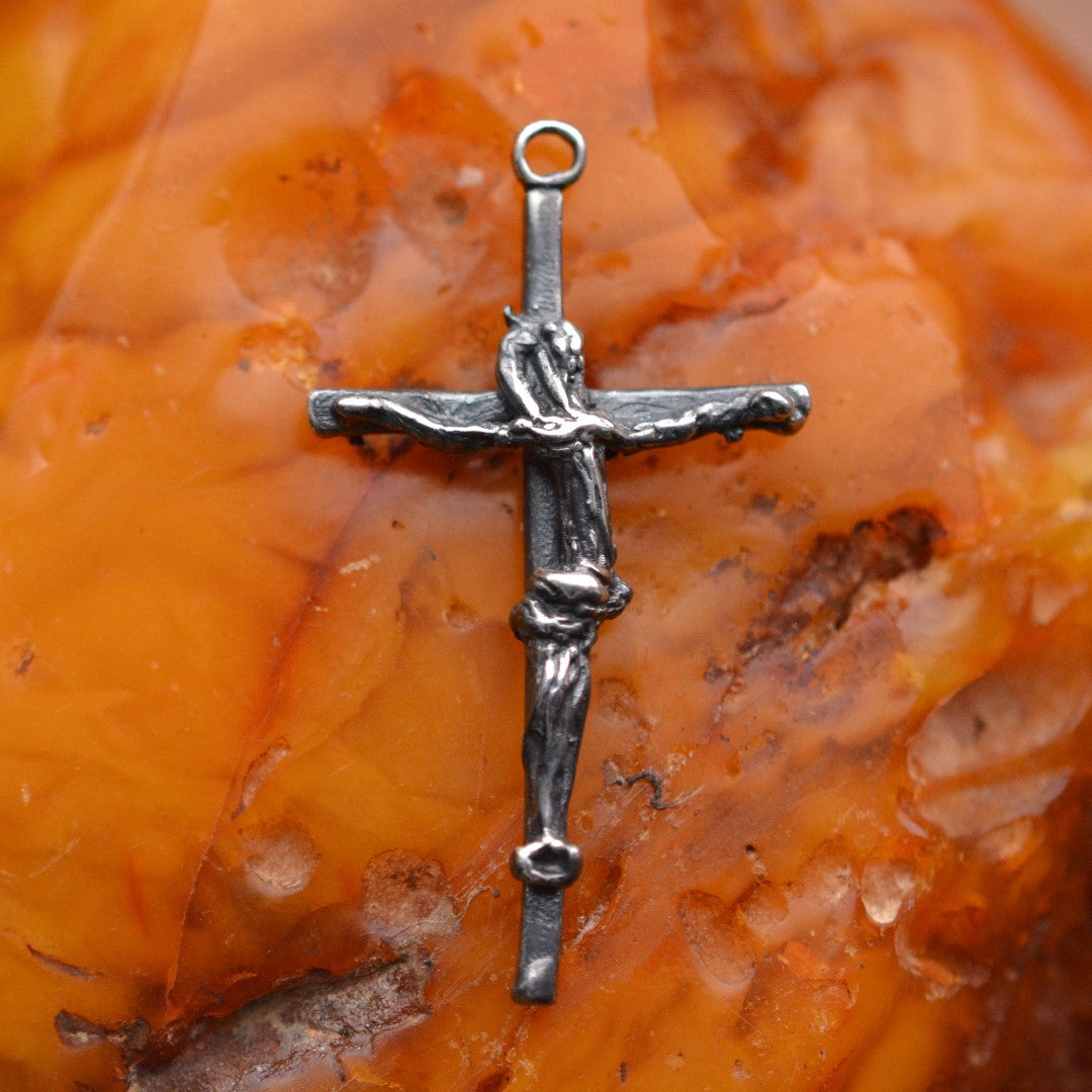 Сребърен медальон 925 „Кръстът на Вярата“ – символ на сила и духовност | Бохо – рустик – скулптурно бижу | Арт Дива
