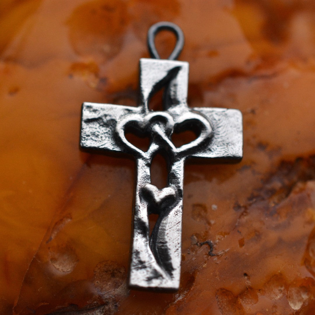 Сребърен медальон 925 „Тройно сърце в кръста“ – символ на любов, вяра и закрила | Бохо – рустик – скулптурно бижу | Арт Дива