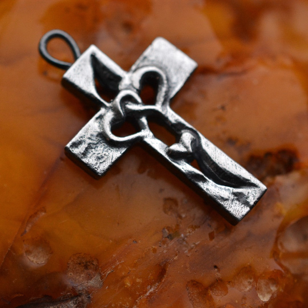 Сребърен медальон 925 „Тройно сърце в кръста“ – символ на любов, вяра и закрила | Бохо – рустик – скулптурно бижу | Арт Дива