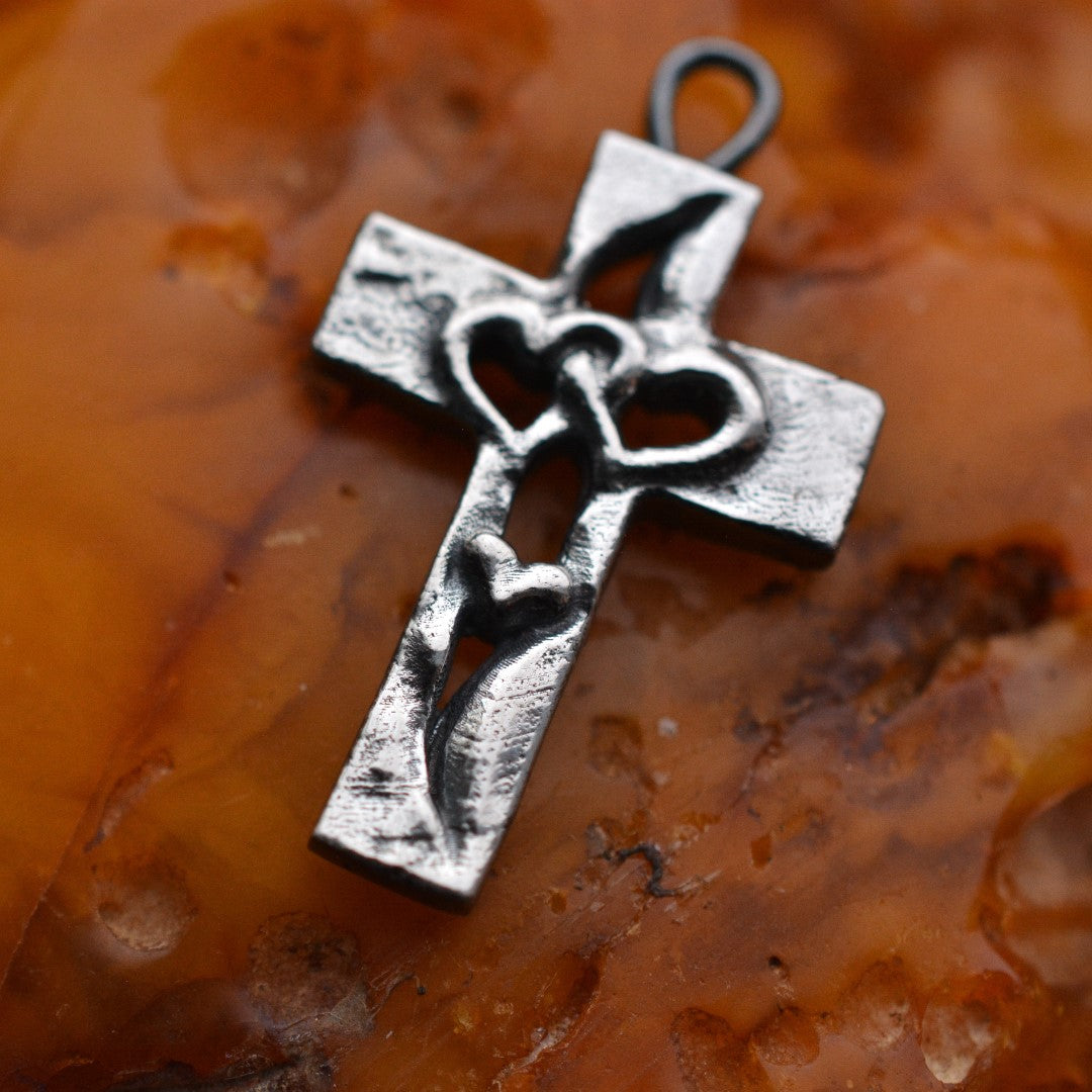 Сребърен медальон 925 „Тройно сърце в кръста“ – символ на любов, вяра и закрила | Бохо – рустик – скулптурно бижу | Арт Дива