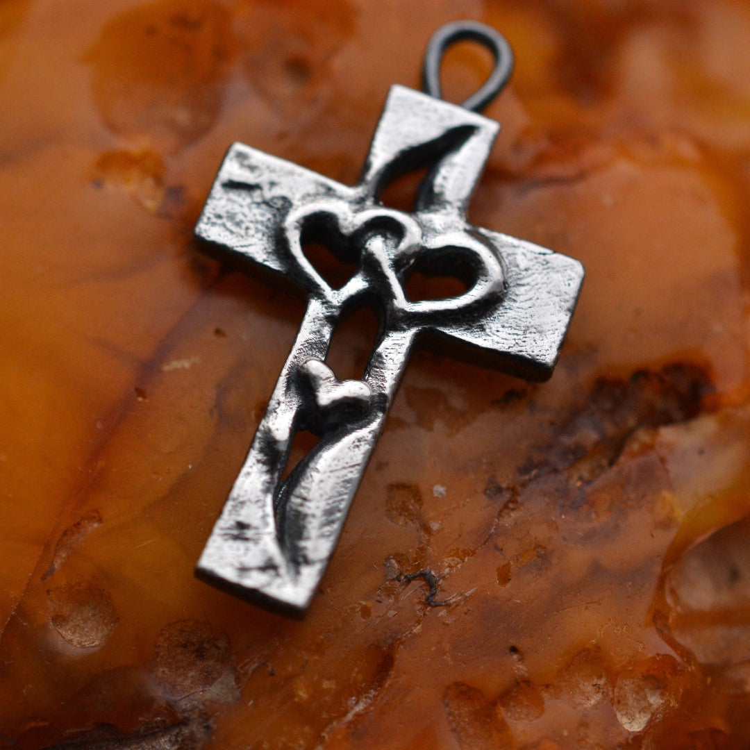 Сребърен медальон 925 „Тройно сърце в кръста“ – символ на любов, вяра и закрила | Бохо – рустик – скулптурно бижу | Арт Дива