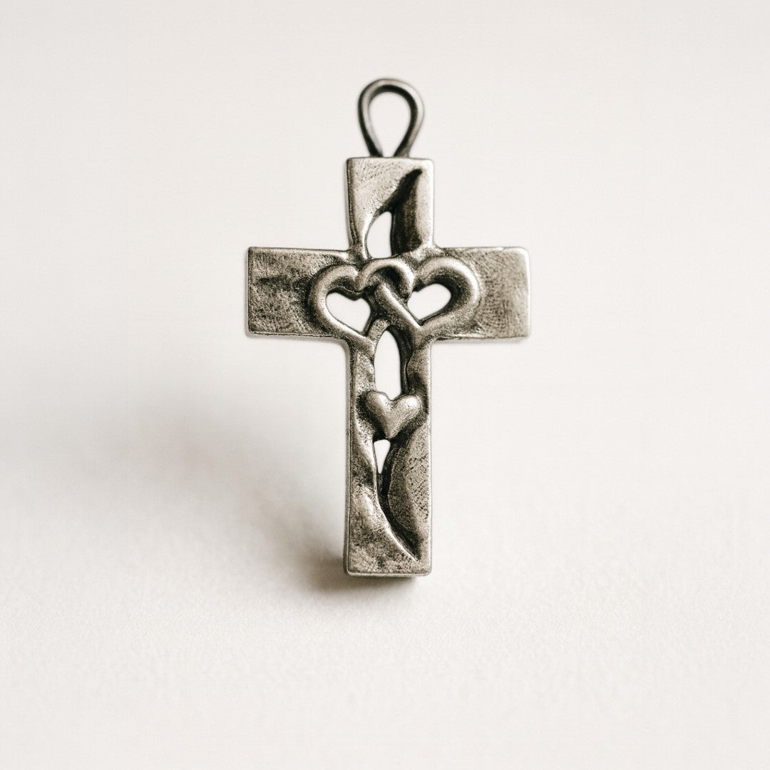 Сребърен медальон 925 „Тройно сърце в кръста“ – символ на любов, вяра и закрила | Бохо – рустик – скулптурно бижу | Арт Дива