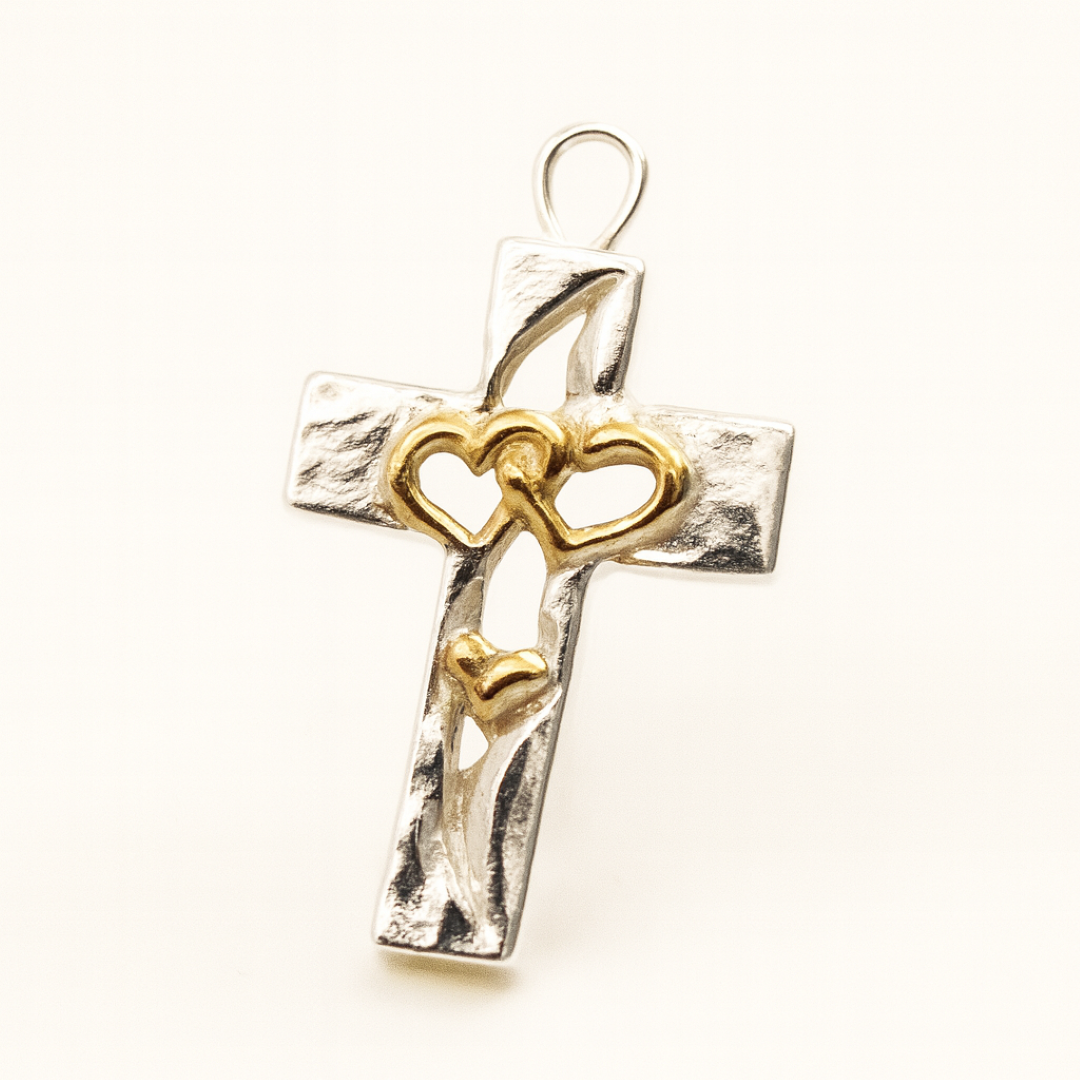 Сребърен медальон 925 „Тройно сърце в кръста“ – символ на любов, вяра и закрила | Бохо – рустик – скулптурно бижу | Арт Дива